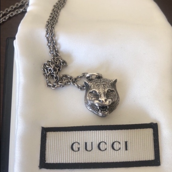 gucci feline pendant